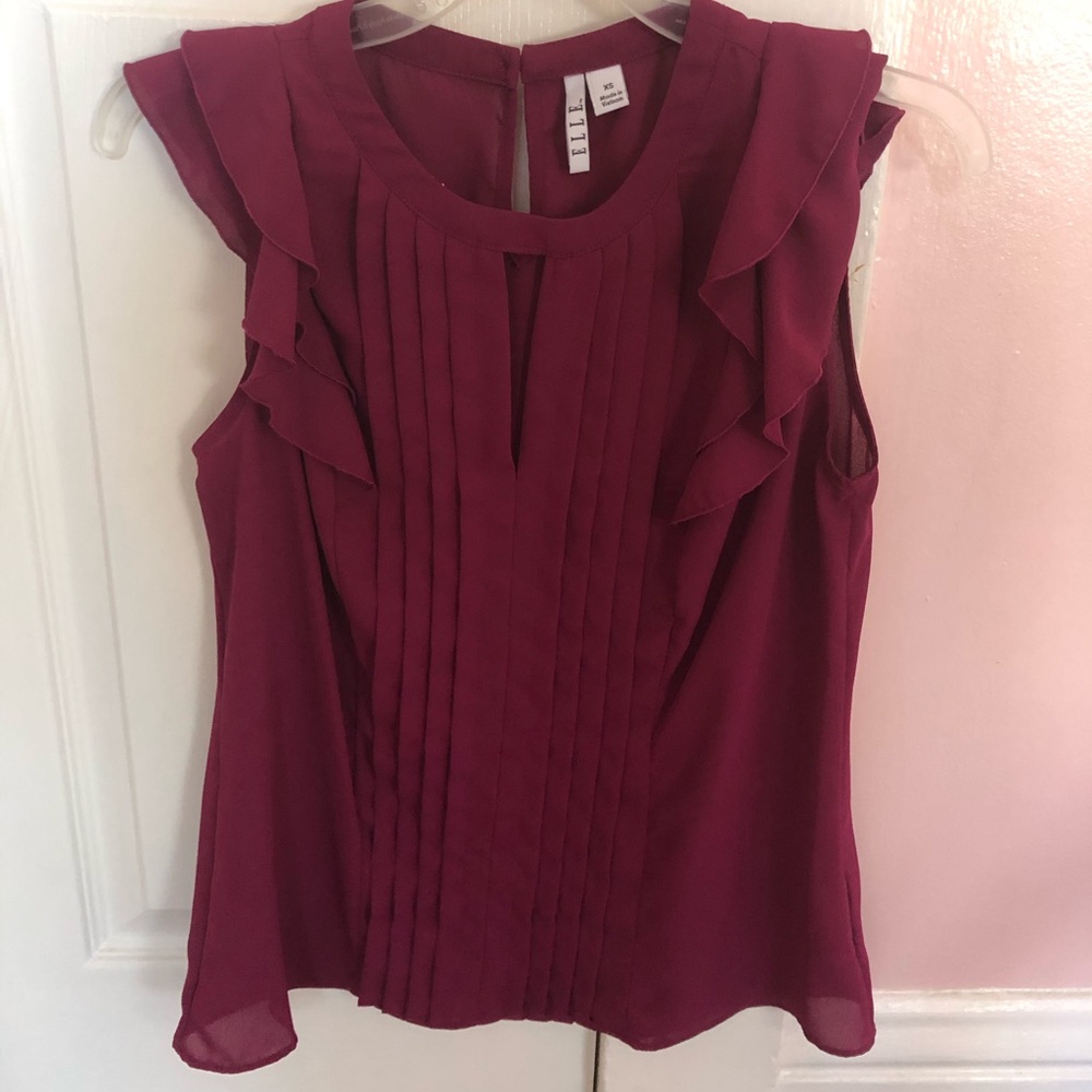 Sleeveless blouse with keyhole detail